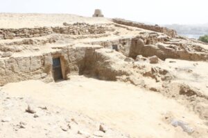 مصر.. اكتشاف 3 مقابر جديدة تسلط الضوء على أسرار جبانة قبة الهوا (صور)