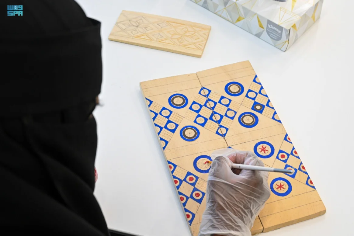 النقش النجدي يحافظ على هوية السعودية الثقافية