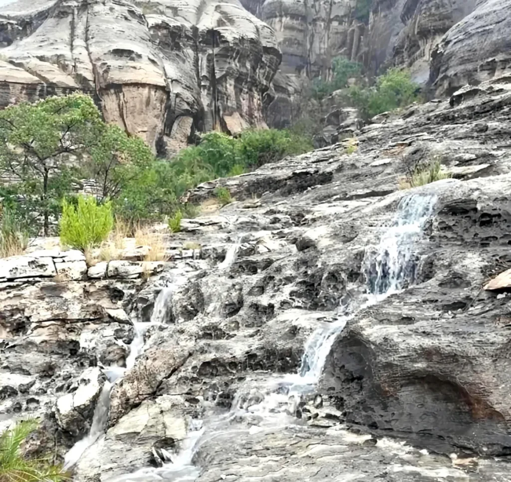 شلالات كحلاء تحوّل عسير إلى وجهة صيفية فريدة