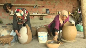 مهارات نساء سيجنان في مجال صناعة الفخار