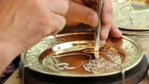 الفنون والمهارات والممارسات المرتبطة بحرفة النقش على المعادن
