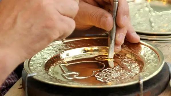 الفنون والمهارات والممارسات المرتبطة بحرفة النقش على المعادن