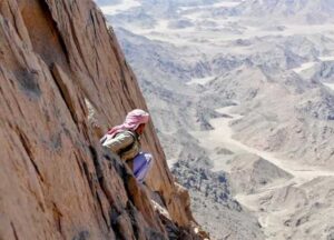 سلاسل الجبال المنتشرة في صحاري مصر