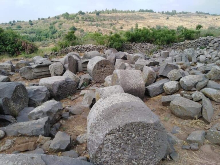 القبور الميغاليتية في قرية منجز