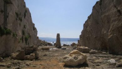 الخندق الفينيقي في أنفه