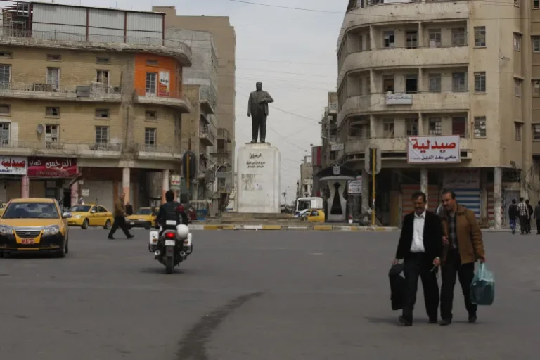 تمثال الشاعر معروف الرصافي في شارع الرشيد