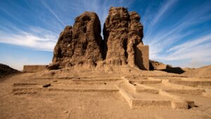 أرض الملوك والأهرامات